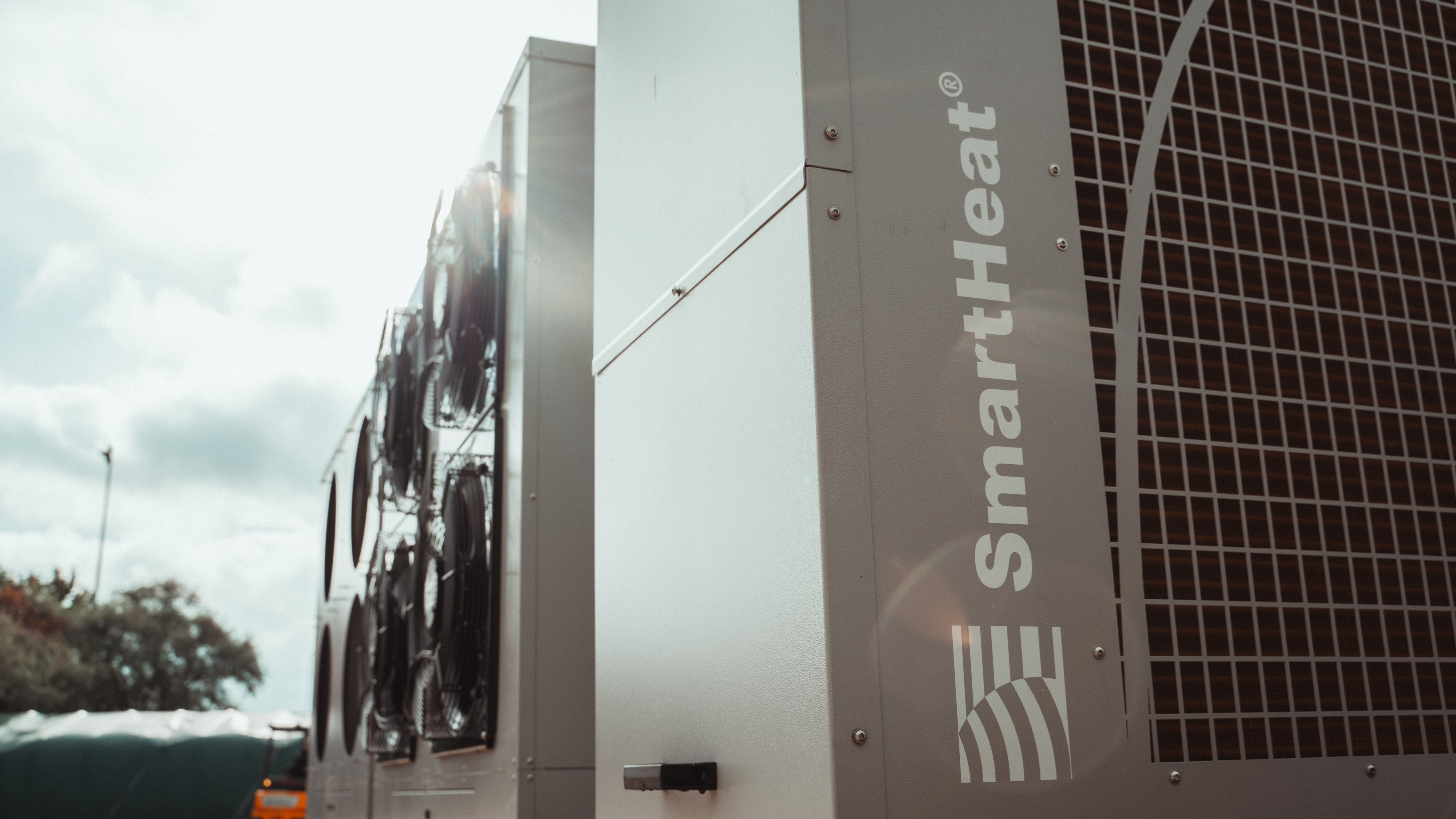 Heat pump for trade and industry