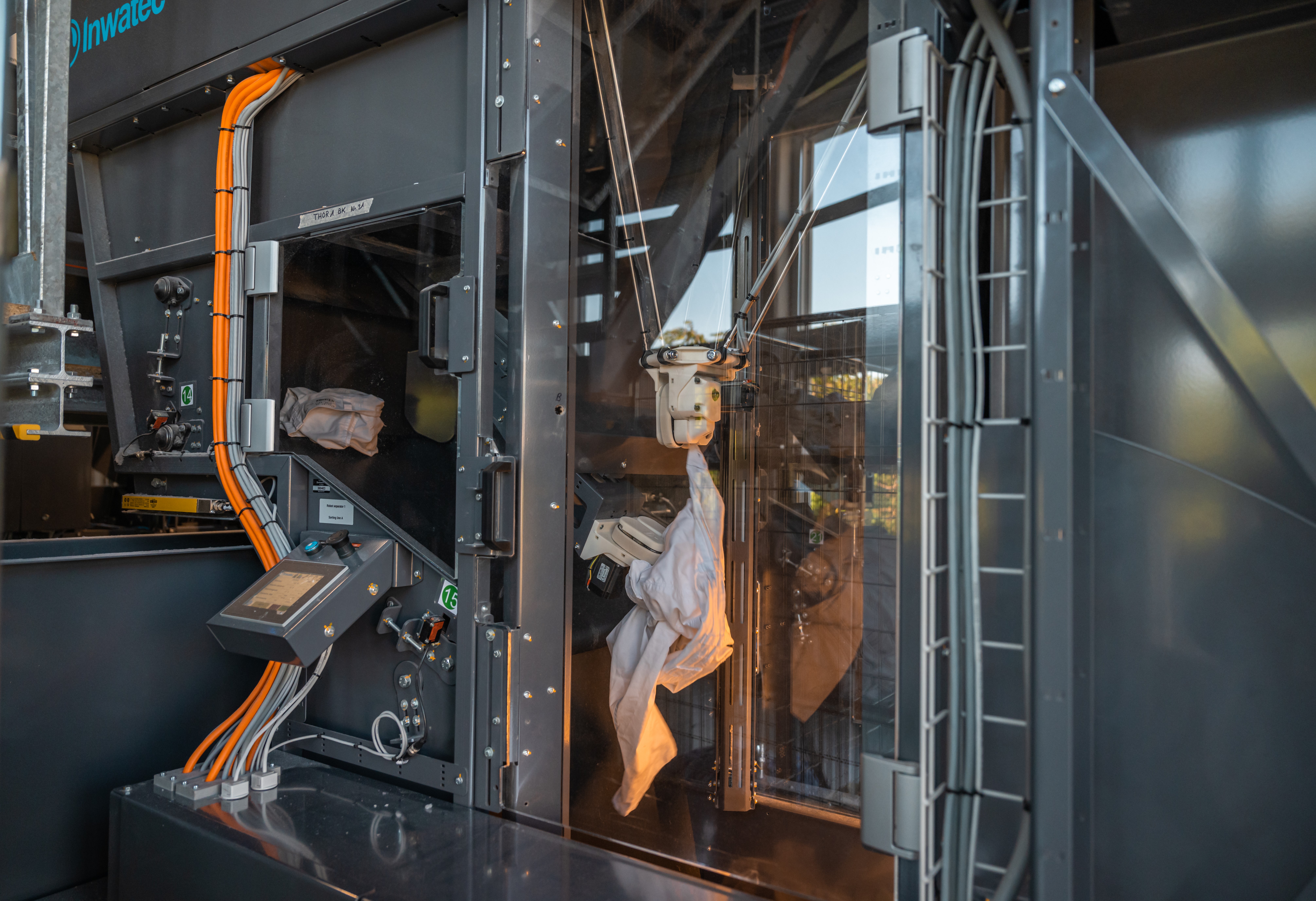 THOR Robot Separator - Vollautomatische Trennung von Kleidungsstücken und Wäsche