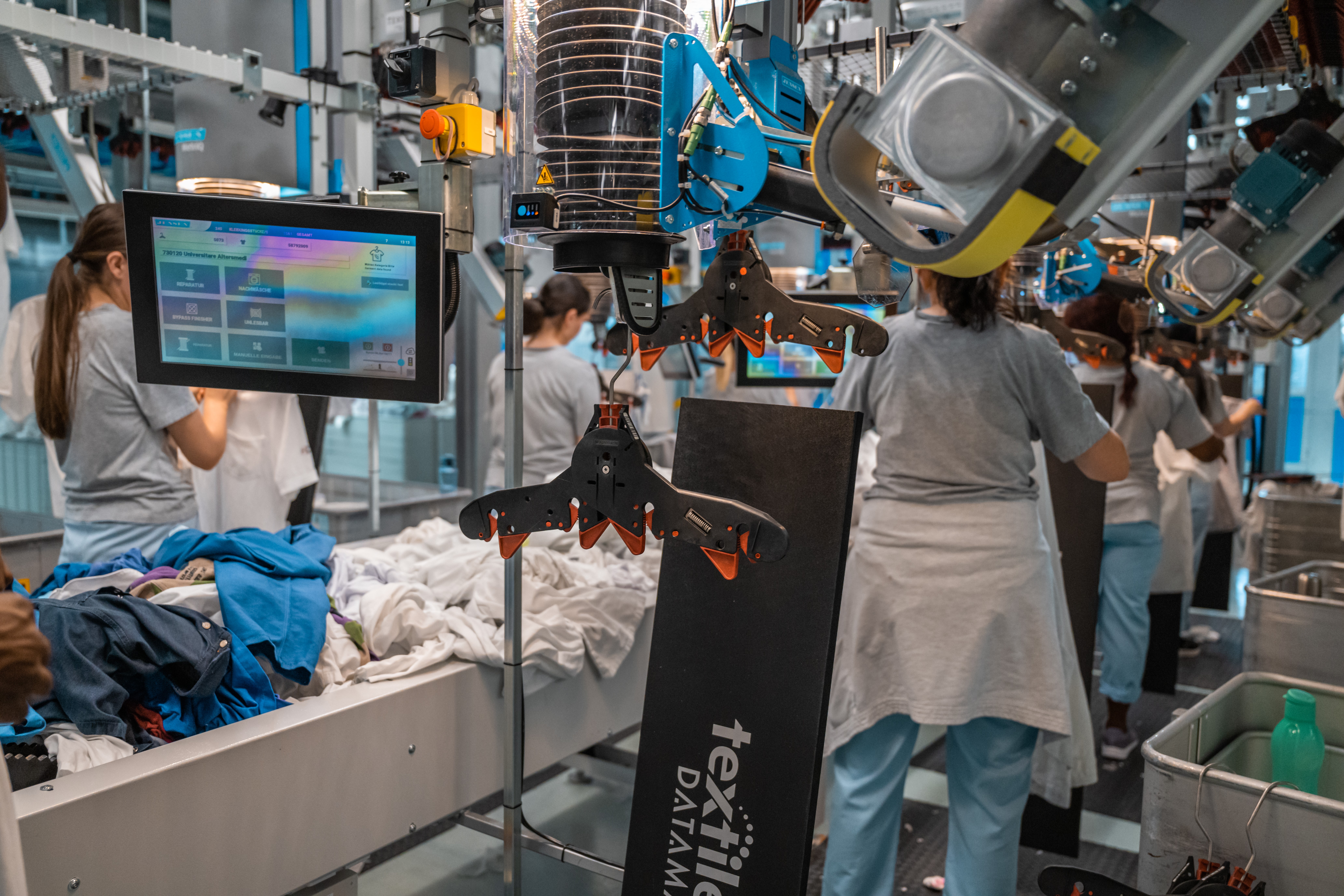 MetriQ - Die bisher effizienteste, flexibelste und ergonomischste Aufgabestation für Berufs- und Krankenhauskleidung