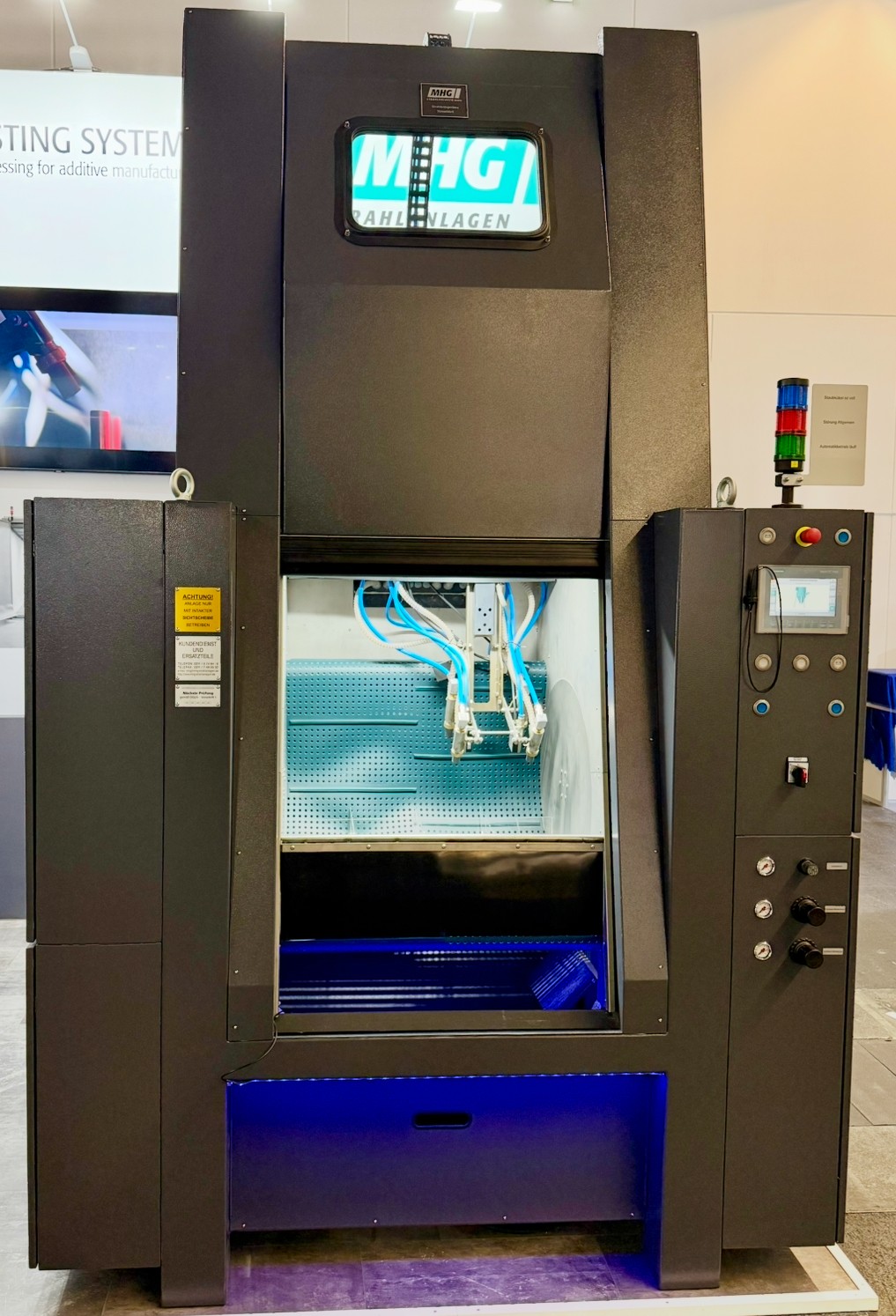 Fully automatic MHG trough belt blasting machine for dedusting and compacting 3D-printed components